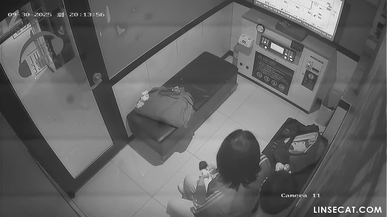 [신작] 2026년 4월에 촬영된 것으로 추정되는 새로운 유출 영상입니다. 이 여자는 남자친구의 성기에 집착하며 바지 위로 만져 발기시킨 후 오럴 섹스를 해줍니다. 정말 헤픈 여자네요. [한국 노래방 해킹 영상] [단독 영상] 썸네일