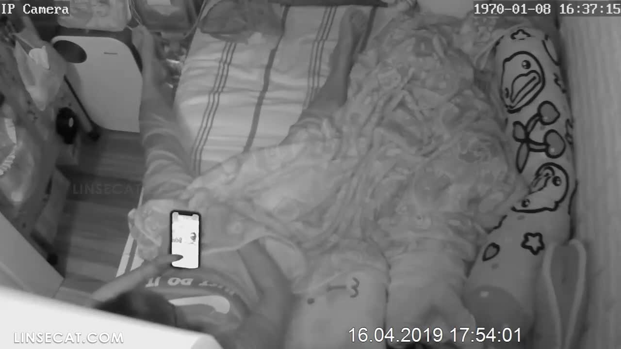 해킹된 가정용 감시 카메라 [IP CAMERA]_ 한국 여성 2명과 홍콩 여성 1명이 자위행위를 하고 있다. 그녀는 자신이 자위하는 모습을 남편에게 들킬까 봐 계속 뒤를 돌아보며 거기에 누가 있는지 살펴보았습니다. –  인색 한 고양이 썸네일