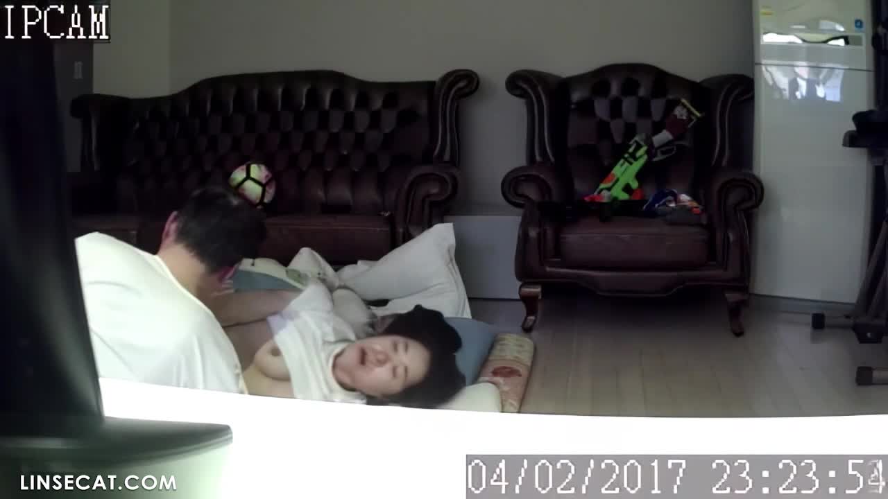 홈 IP 카메라 해킹_ 한국인 커플 2명이 성관계를 가졌습니다. 그녀는 소리를 내지 않으려고 애썼고, 참았던 신음 때문에 표정이 매우 고통스러워졌습니다 썸네일