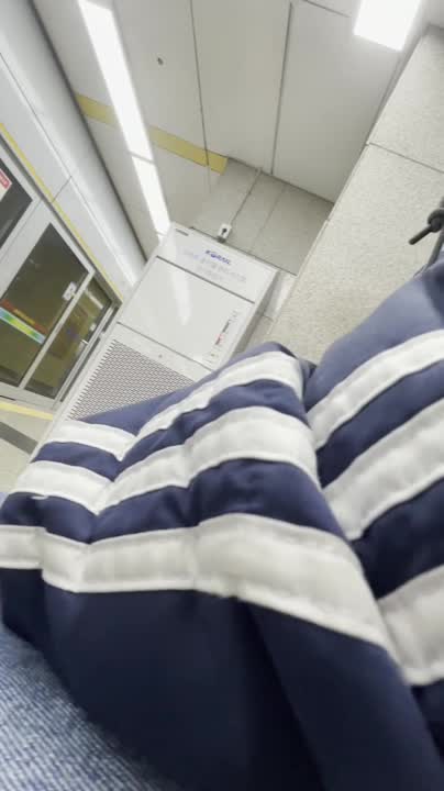 지하철에서 콘돔끼고 딸딸이 치는 미친놈 (6) 썸네일