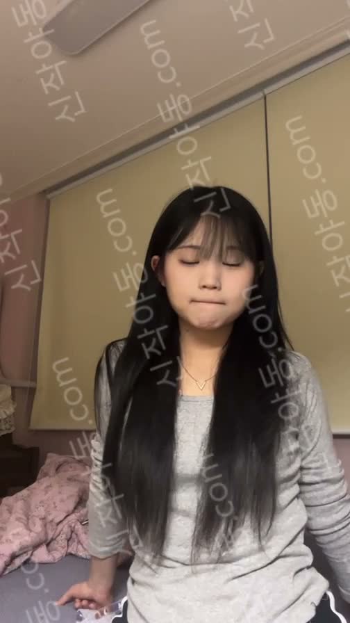 [신작] 새침한척 하는 귀엽고 예쁜년 자위 밴드라방 (올노자위) 썸네일