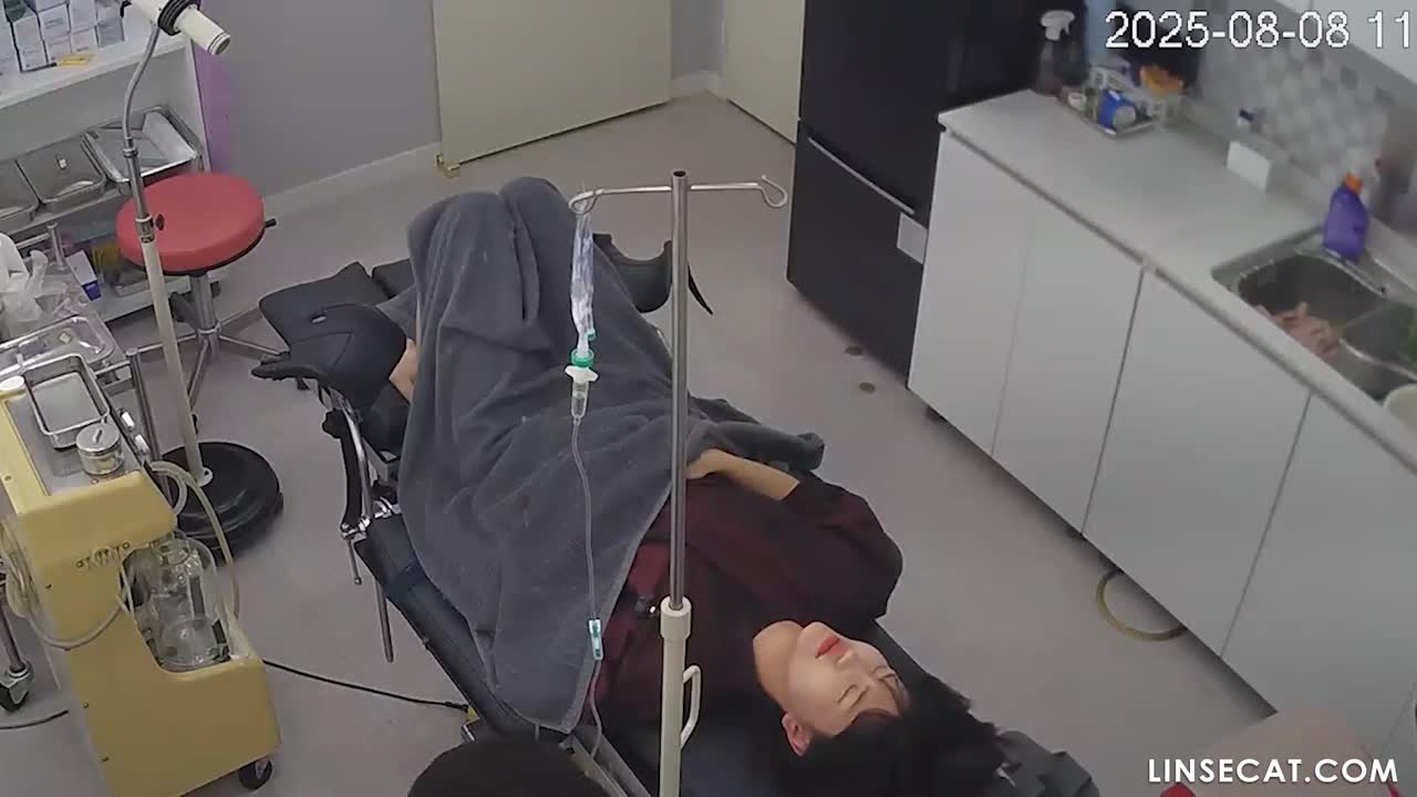 [신작] 아름다운 여성 중에서도 외음부가 분홍빛을 유지하는 경우는 매우 드뭅니다. 아름다운 여성일수록 성경험이 많아 외음부가 어두워지는 경우가 많기 때문입니다. [한국 병원 해킹된 IP 카메라 영상] [단독 영상] 썸네일
