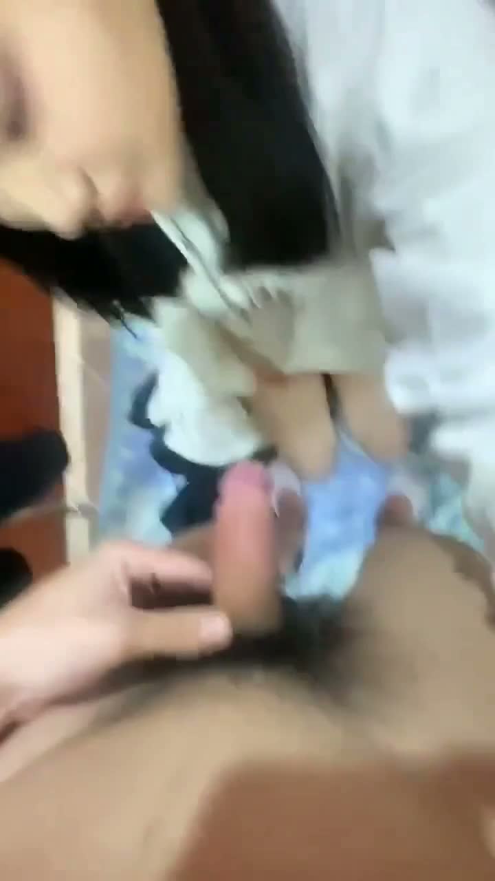 화장실에서 이쁜 표정으로 새침하게 빨아주는 그녀 썸네일