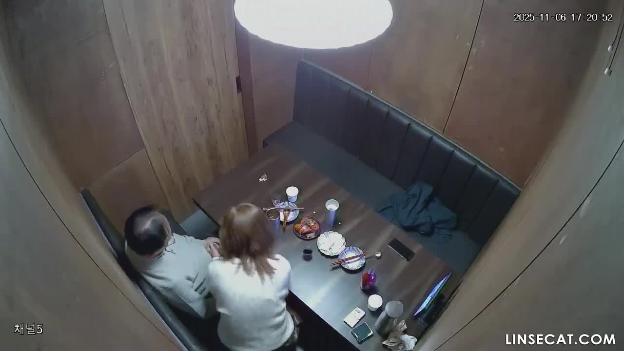 [신작] 대머리 남성 사장이 여성 부하 직원에게 구강성교와 젖꼭지 핥기를 강요했습니다. 다소 변태적인 행위입니다. 그는 그녀의 입에 사정했고, 그녀는 즉시 문을 열고 도망쳤습니다. [한국 음식점 해킹된 IP 카메라 영상] [단독 영상] 썸네일