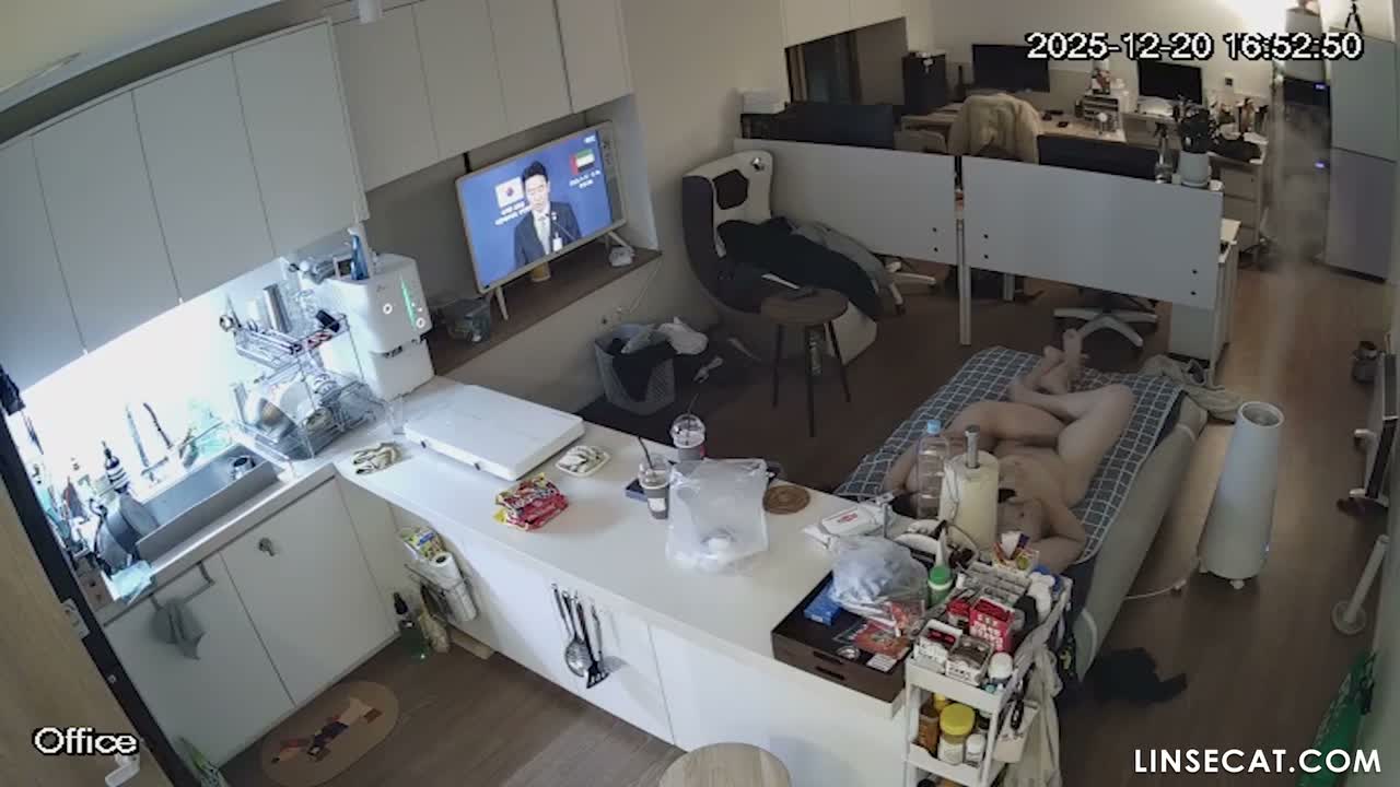 [신작] 경기도에 사는 한 남성이 여자친구에게 거칠게 오럴 섹스를 해주며 정복감을 만끽하고 있다. 순종적인 그의 여자친구는 젊은 여성에게서만 볼 수 있는 아름다운 성기를 가지고 있다. [해킹당한 한국 가정용 IP 카메라] [단독 영상] 썸네일