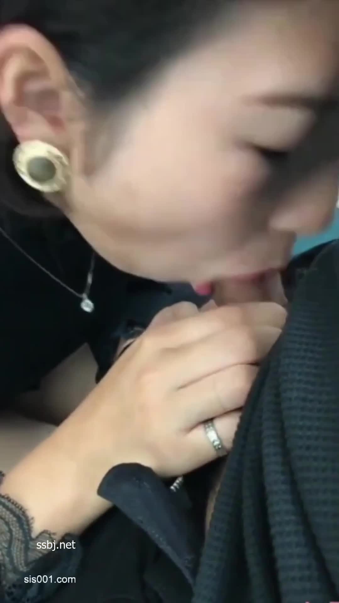 한 젊은 여성이 계단에서 불륜을 저지르고 있다. 썸네일
