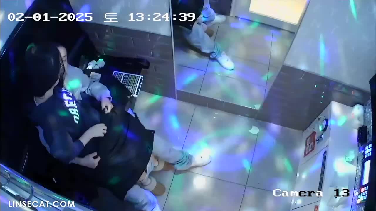 단독 영상! 2025년 한국 노래방 IP카메라 해킹…군인과 여자친구 다시 등장! 그녀는 더 이상 성적 욕망을 억제할 수 없었고, 남자친구의 큰 자지가 자신의 질에 삽입되는 것을 즐겼다 썸네일