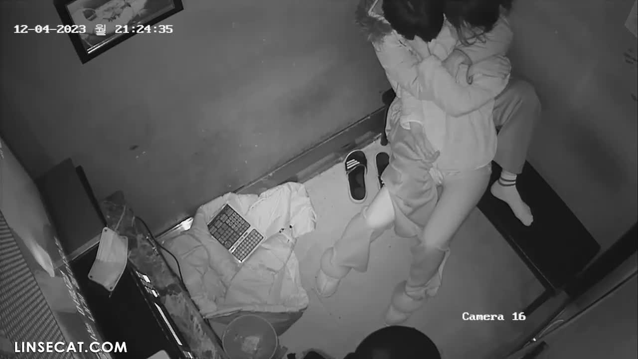 2023년 한국 노래방의 IP 카메라가 해킹당했습니다_ 커플 2명. 정유미(정유미) 닮은 소녀는 노래를 부르고 싶어하는데 남자친구가 한 손으로는 가슴, 다른 한 손으로는 보지를 만져 노래 실력에 영향을 준다. 썸네일