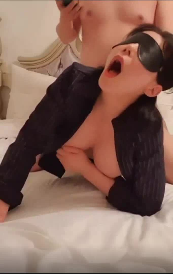 격렬한 좆질에 신음소리 썸네일