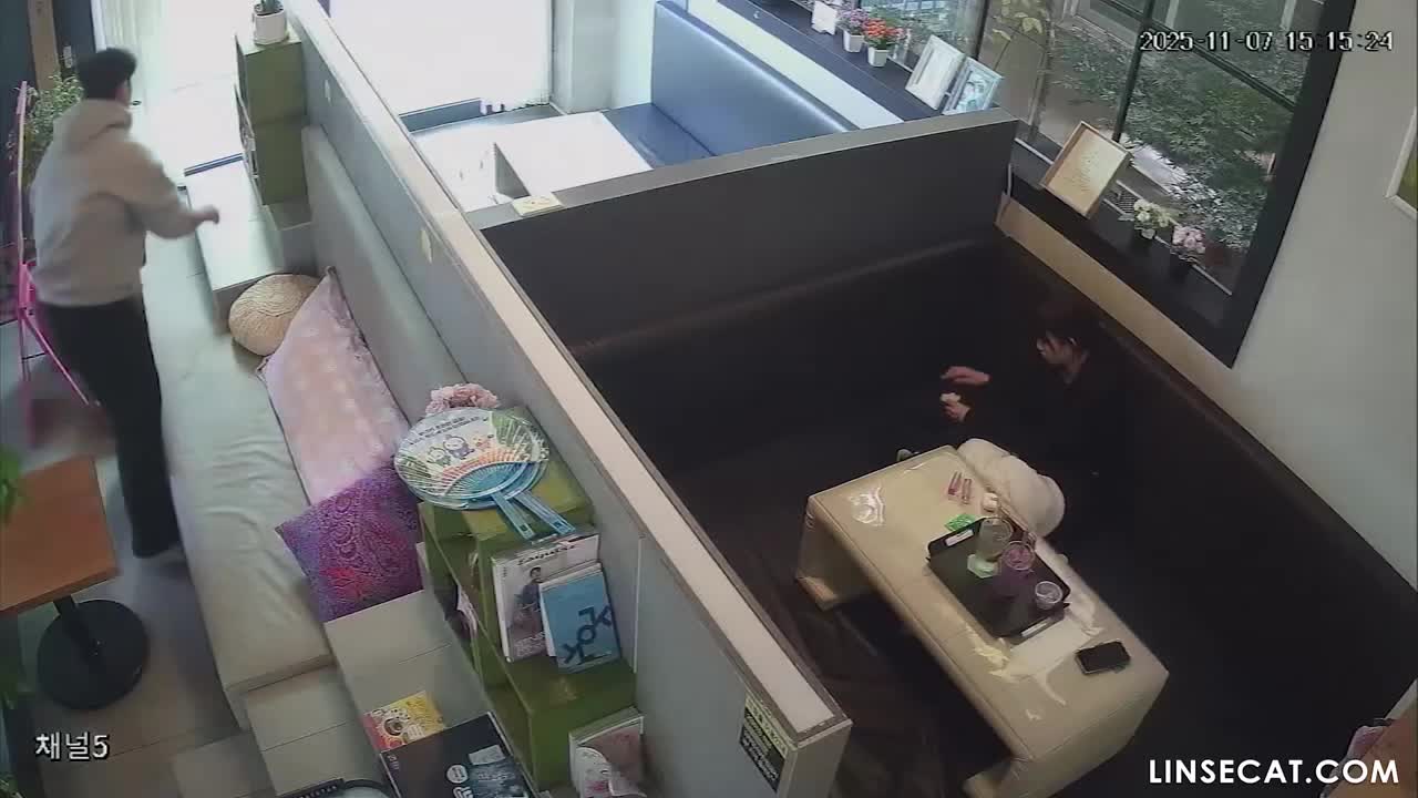 [신작] 한 커플이 만화 카페의 개인실에서 이틀 연속 성관계를 가졌습니다. 남성이 여성의 항문에 손가락을 삽입한 것으로 보입니다. [해킹된 한국 IP 카메라 영상] [단독 영상] 썸네일