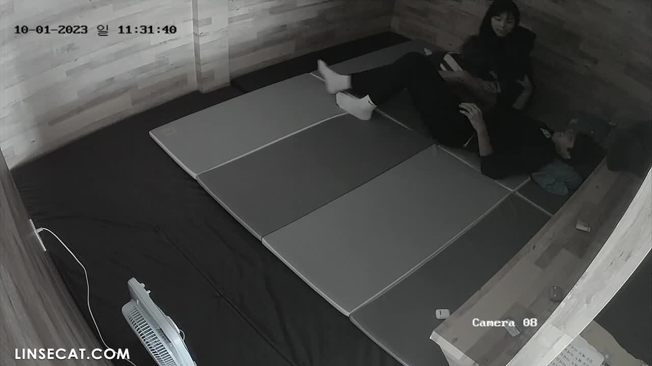 2023년 한국 IP 카메라가 해킹당했다_ 대학생 커플 2명의 성탐색. 그 소년은 그녀와 섹스를 너무 원해서 그녀에게 키스만 해도 그의 성기가 발기하게 되었습니다. 썸네일