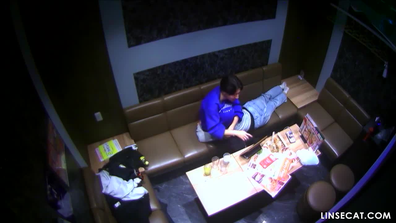 [신작] 귀여운 일본 소녀가 처음으로 성경험을 하고 있습니다. 그녀의 남자친구는 그녀를 존중하며, 둘 다 성에 대한 호기심을 갖고 있습니다. 바지 위로 남자친구는 발기한 자신의 성기를 그녀의 젖은 사타구니에 문지릅니다. [해킹된 일본 IP 카메라] [단독 영상] 썸네일