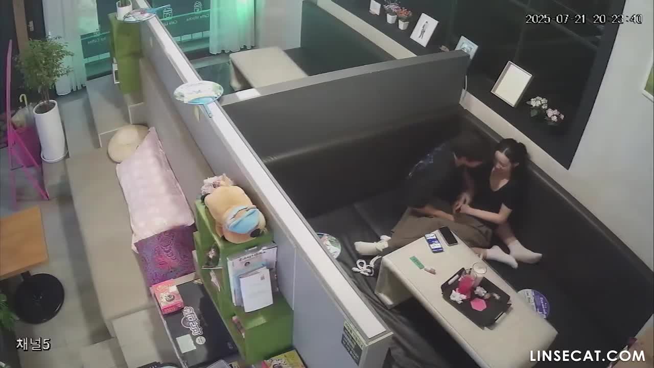 [신작] 한 대담한 커플이 만화책 테마 카페의 개인실에서 두 번이나 사랑을 나눴다. 여자의 신음 소리가 너무 커서 옆방에 있던 남자가 몰래 엿봤다. [해킹된 한국 IP 카메라] [단독 영상] 썸네일