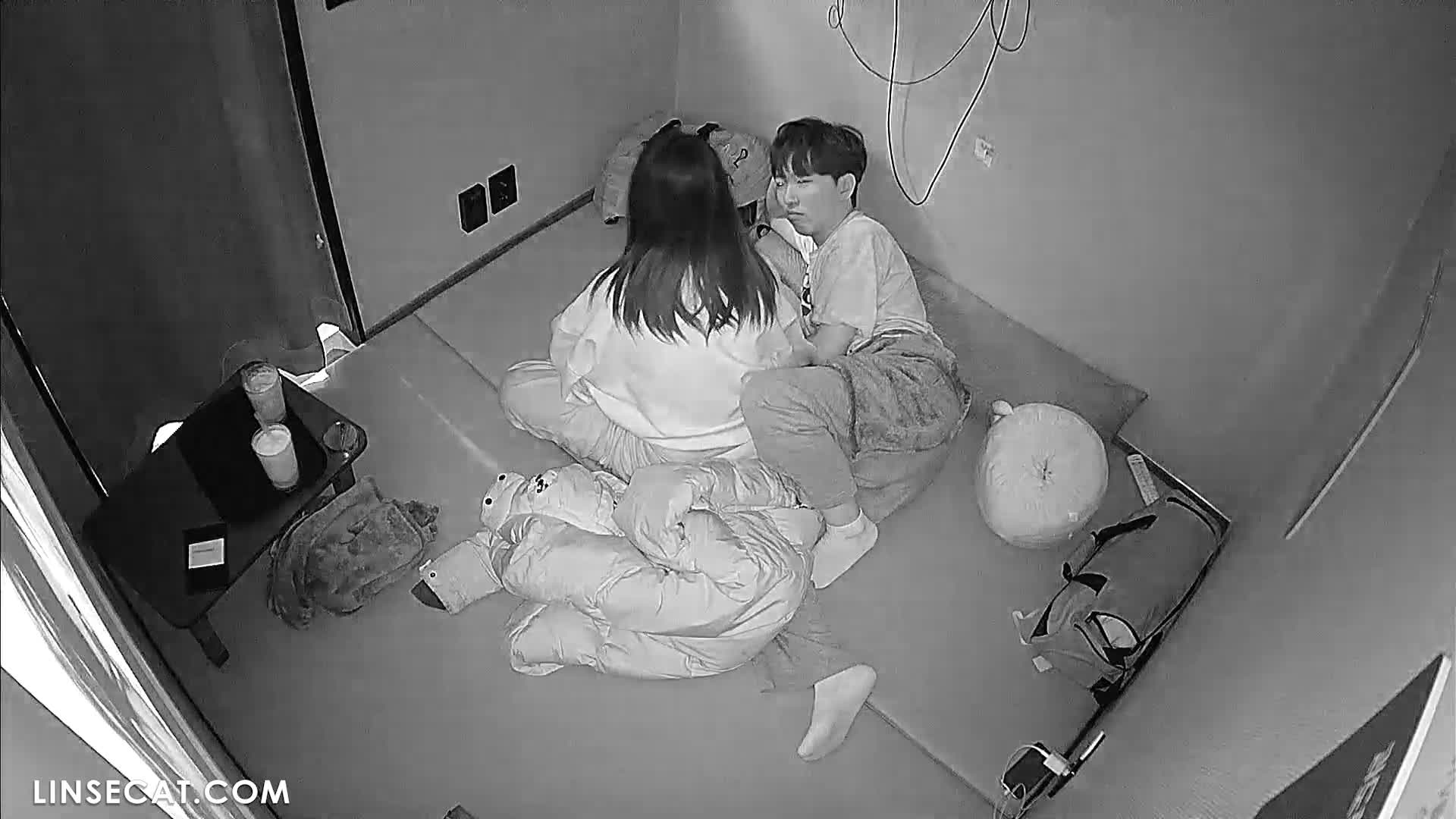 [신작] 배란기 때 여자의 광기 어린 표정을 본 적 있나요 최음제를 먹고 남자친구의 성기를 계속 타고 다니며 자신의 보지에 삽입해 달라고 애원하는 것 같았습니다. 소심한 남자친구는 그녀와 섹스를 하지 않았고, 그녀는 그에게 구강 성교를 해 주었고, 그는 그녀의 입에 사정했습니다. [해킹된 한국 영화방 IP 카메라] [단독 영상] 썸네일